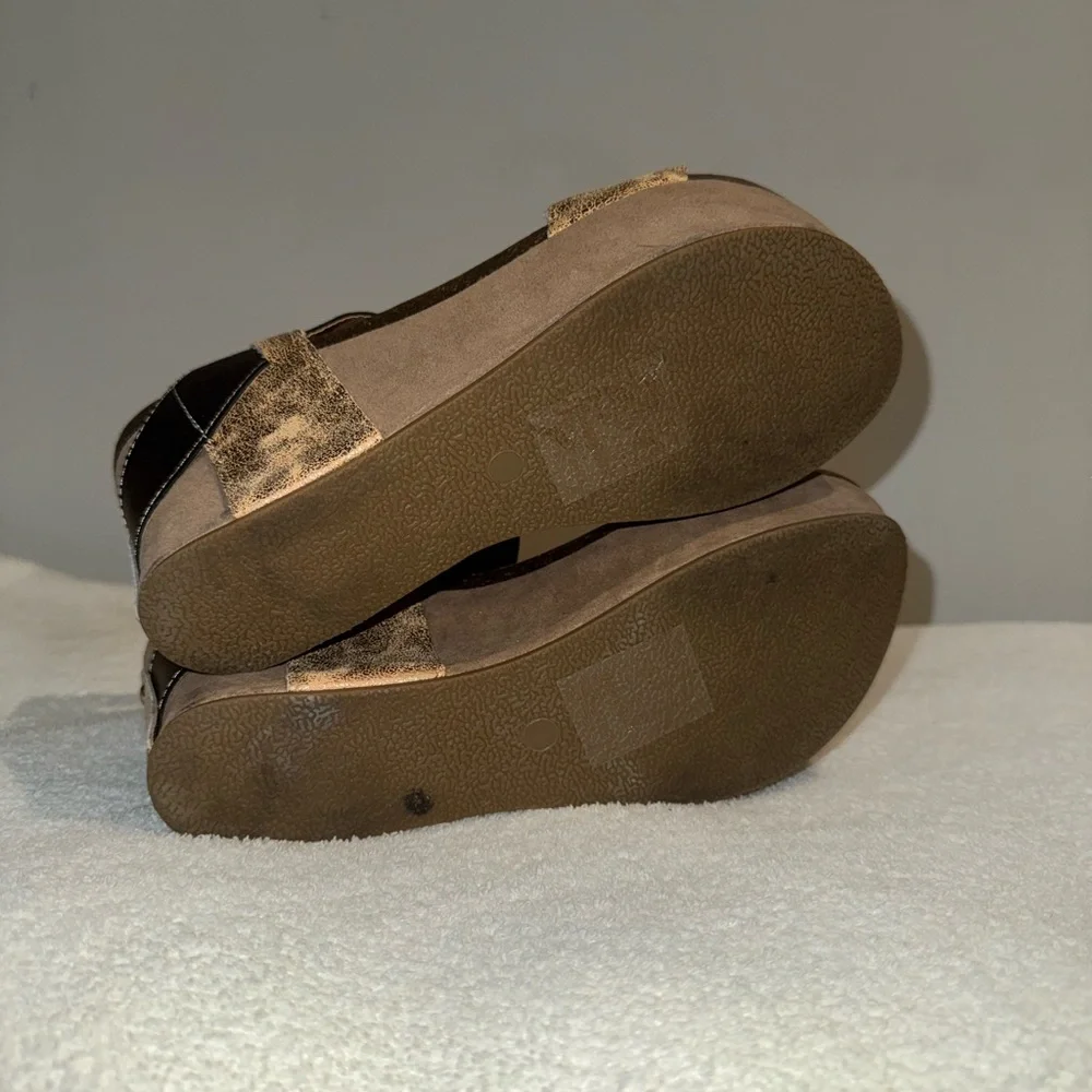 Yoki Brown and Gold Wedge Shoes with Modern Design. Size 9